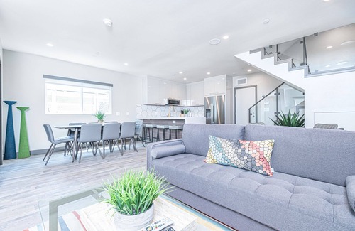 West Newport Copropriété | Luxury 8BR Retreat with AC | Modern Upgrades | 2 Oversized Rooftop Decks!