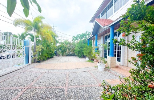 Eastwood Park Maison | Luxury 9BR In Central Halfway Tree @Kingston Manor