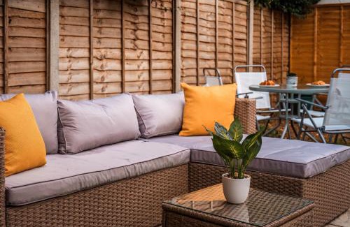 Enfield Lock Maison | Luxury Affordable Business Stay With Pool Table