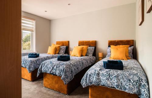 Enfield Lock Maison | Luxury Affordable Business Stay With Pool Table