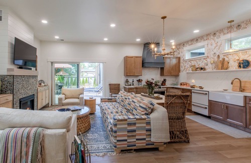 Downtown Cannon Beach Cottage | Luxury amenities, 2BR with ensuites, 3 min walk to beach, fire pit, 2 fireplaces, designer decor