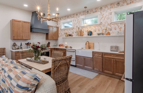 Downtown Cannon Beach Cottage | Luxury amenities, 2BR with ensuites, 3 min walk to beach, fire pit, 2 fireplaces, designer decor