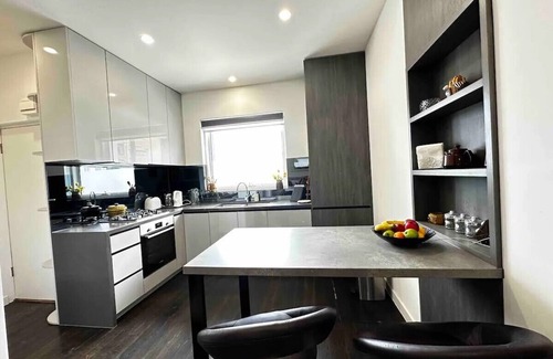 Kew Appartement | Luxury and grandeur with relaxing private courtyard