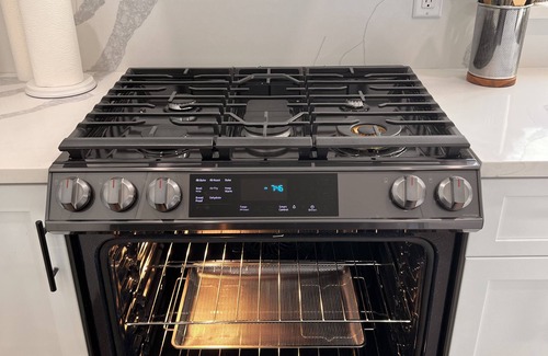 Danvers Appartement | Luxury and Modern Apt near Mall/ Hospital