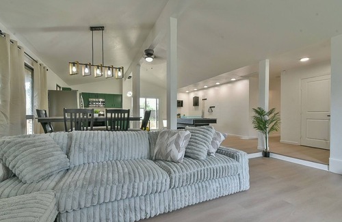 Central Oklahoma City Maison | Luxury and Modern Oasis with Heated Pool - 5 min away from the OKC Outlets!