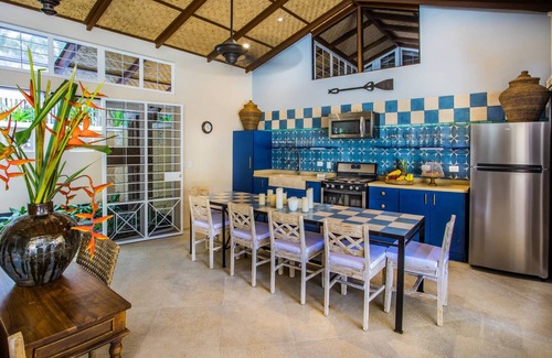 Manuel Antonio Maison | Luxury and Privacy 3 King Suites Central Location