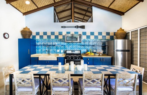 Manuel Antonio Maison | Luxury and Privacy 3 King Suites Central Location