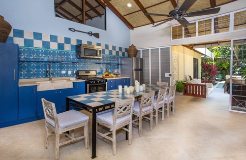 Manuel Antonio Maison | Luxury and Privacy 3 King Suites Central Location
