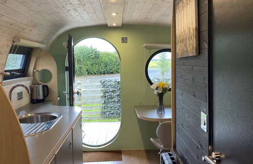 Alloa Cabine | Luxury Anthropod - Ben Cleugh with Private Decking & Hot Tub