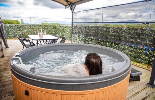 Alloa Cabine | Luxury Anthropod - Ben Cleugh with Private Decking & Hot Tub