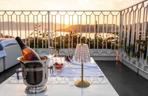 Lerici Appartement | Luxury apartment a stone's throw from the sea with terrace with Jacuzzi.
