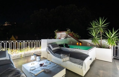 Lerici Appartement | Luxury apartment a stone's throw from the sea with terrace with Jacuzzi.