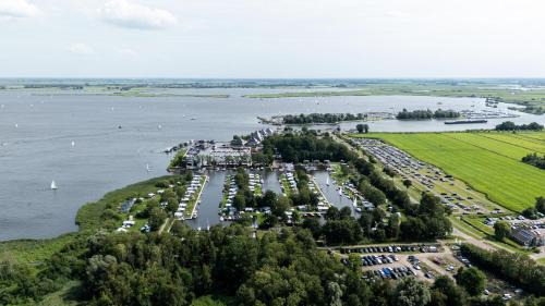 Offingawier Appartement | Luxury apartment near the water