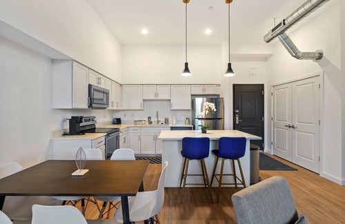 Central Northside Appartement | Luxury Apartment With Balcony Near Stadiums and Downtown