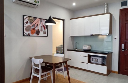 Dich Vong Hau Appartement | Luxury apartment with bathtub, balcony and washlet