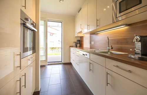 Ostseebad Baabe Appartement | Appartement de luxe avec sauna, baignoire d'angle, cheminée, sans fil, chaise de plage sur la terrasse