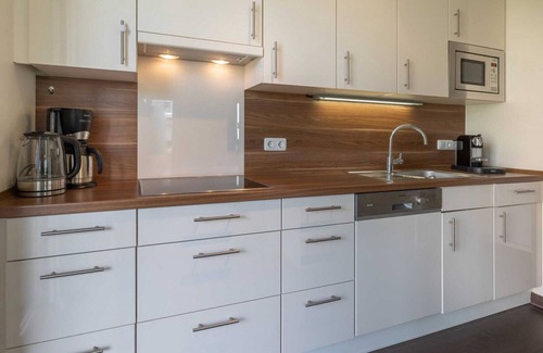 Ostseebad Baabe Appartement | Appartement de luxe avec sauna, baignoire d'angle, cheminée, sans fil, chaise de plage sur la terrasse