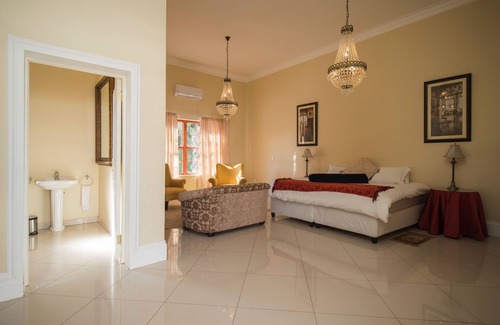 Groenkloof Appartement | Luxury Apartments In Secured Boomed area - Waterkloof. 900m from Brooklyn Mall!