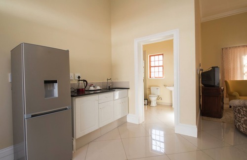 Groenkloof Appartement | Luxury Apartments In Secured Boomed area - Waterkloof. 900m from Brooklyn Mall!