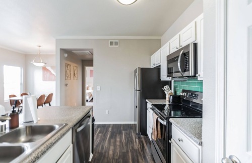 Briargate Appartement | Luxury Apt, Gym, Pool, Attached Garage, Spacious