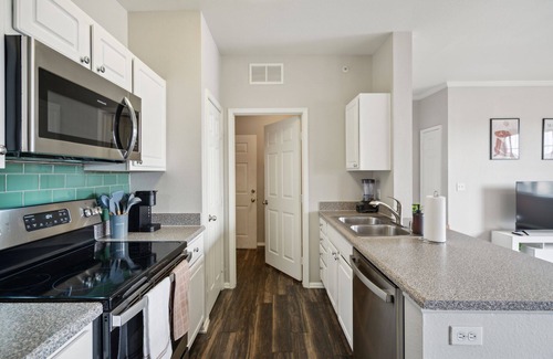 Briargate Appartement | Luxury Apt, Gym, Pool, Attached Garage, Spacious