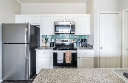 Briargate Appartement | Luxury Apt, Gym, Pool, Attached Garage, Spacious