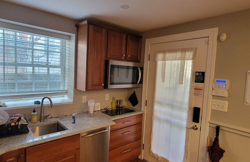 Tenleytown Appartement | Luxury AU Park Suite Private Entrance Easy Access to Metro, Dining, Museums