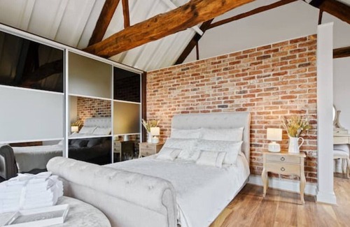 Gotham Cottage | Luxury barn conversion with hot tub (sleeps 10)