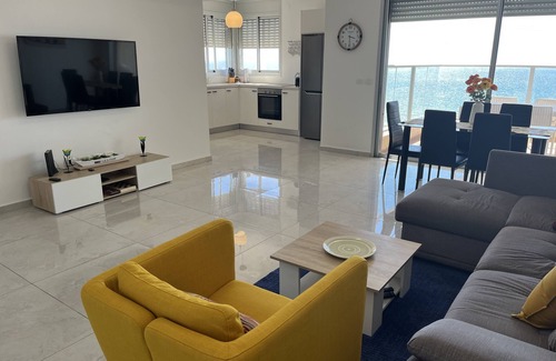Netanya Copropriété | Luxury Beach Condo Netanya- 5 Minutes walk to Kikar, across from Beach Elevator