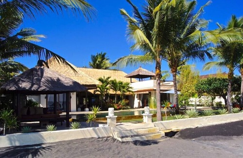 Dencarik Villa | Luxury Beach Front Villa avec piscine à débordement, le personnel et une vue imprenable!