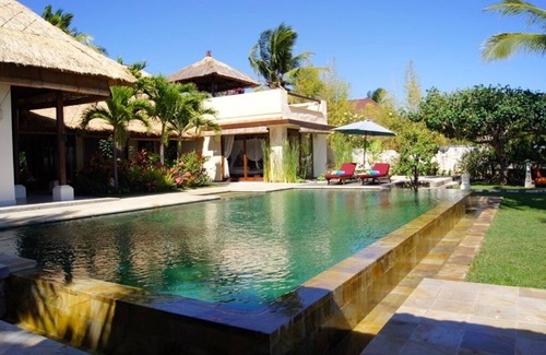 Dencarik Villa | Luxury Beach Front Villa avec piscine à débordement, le personnel et une vue imprenable!