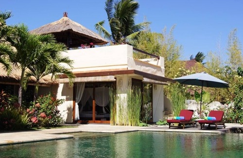 Dencarik Villa | Luxury Beach Front Villa avec piscine à débordement, le personnel et une vue imprenable!