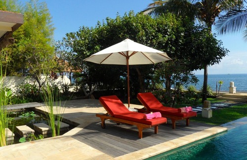 Dencarik Villa | Luxury Beach Front Villa avec piscine à débordement, le personnel et une vue imprenable!