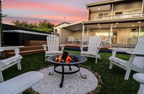 Long Jetty Maison | Luxury Beach Home ~ Heated Pool ~ Hot Spa ~ Fire Pitt ~ Golf