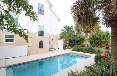 Marineland Acres Maison | Luxury Beach House, Private Salt Pool. Walk to the Private Beach