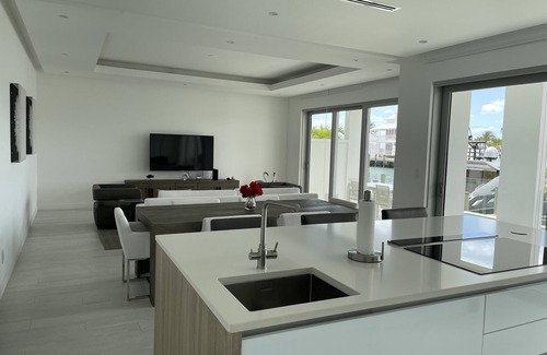 Palm Cay Copropriété | Luxury beach view & Marina view Condo at Palm Cay