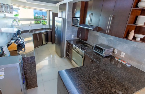 Marina Vallarta Copropriété | Luxury beachfront condo in Porto Fino, bonus studio, private beach, pool.