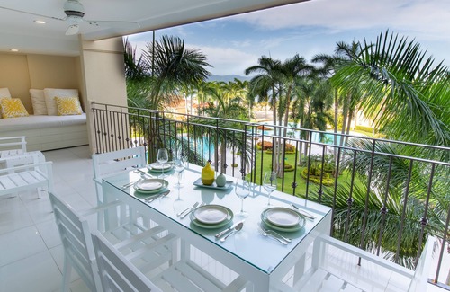 Marina Vallarta Copropriété | Luxury beachfront condo in Porto Fino, bonus studio, private beach, pool.