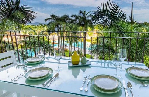 Marina Vallarta Copropriété | Luxury beachfront condo in Porto Fino, bonus studio, private beach, pool.