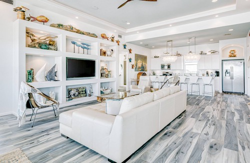 Port Bolivar Maison | Luxury | Beachfront | Hot Tub | Firepit & Tiki bar