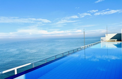 Hendala Copropriété | Luxury beachfront condo with infinity pool near Colombo