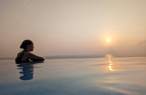 Hendala Copropriété | Luxury beachfront condo with infinity pool near Colombo