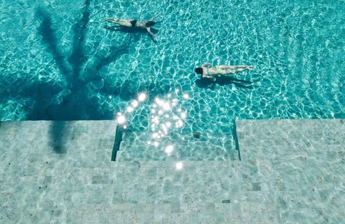 Pelena Villa | front de mer de luxe pvt Villa 4 BR au complet Piscine à débordement 8-12 pax