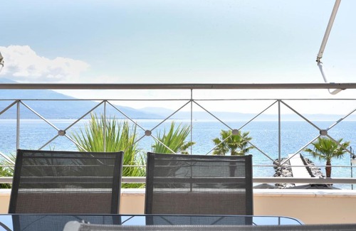Nees Pagases Maison | Luxury Beachfront Suite