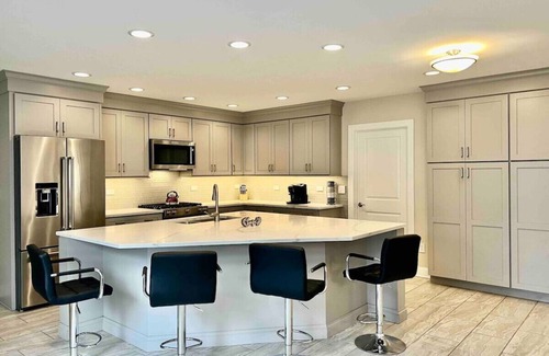 Fox Valley Maison | Luxury Bliss: Opulent 5BR/3.5BA Delightful Escape