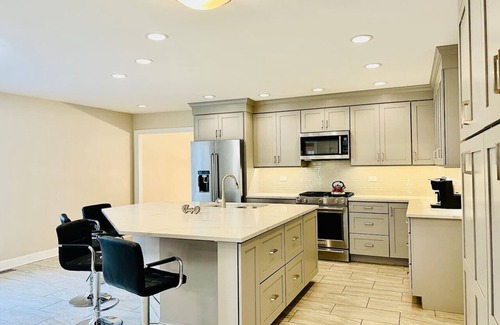 Fox Valley Maison | Luxury Bliss: Opulent 5BR/3.5BA Delightful Escape