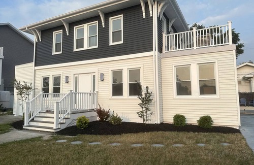Pleasantville Maison | Luxury Boho Bay House. Balcony with Sunset Views, Near Casinos & Beach