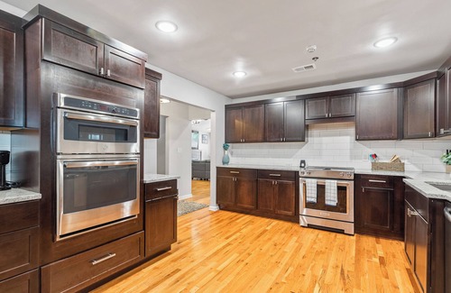 Inman Maison | Luxury Brooks Retreat – 7BR 9BA, WiFi, Chef's Kitchen, Workspace, Outdoor Oasis!