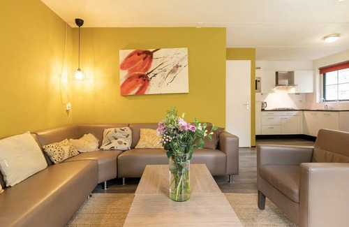 Hooghalen Maison | Luxury bungalow with open kitchen, spacious terrace, 3 bedrooms, 2 bathrooms, and optional sauna.