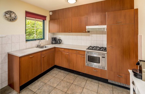 Hooghalen Maison | Luxury bungalow with open kitchen, spacious terrace, 3 bedrooms, 2 bathrooms, and optional sauna.